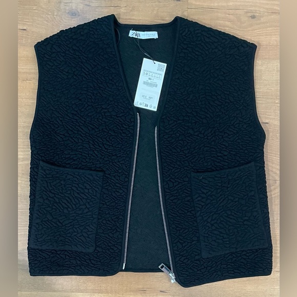 New Zara Oversized Jacquard Knit Vest
Color: Black * Size: S-M - Picture 4 of 7